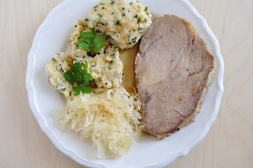 Schweinebraten mit Knödel und Sauerkraut