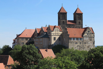 Fototapeta na wymiar schloss und stiftskirche quedlinburg