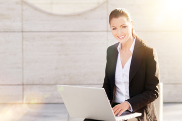 Geschäftsfrau mit Laptop
