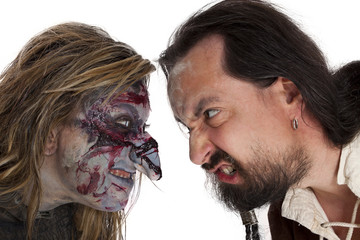 Hexe und Mann knurren sich an