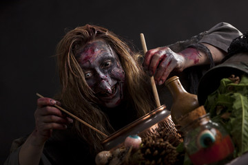 Hexe in Hexenküche am kochen