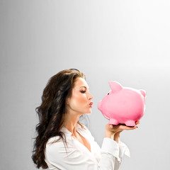 Frau mit Sparschwein