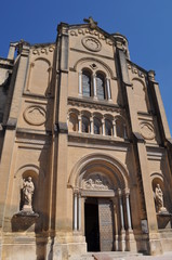 Fototapeta na wymiar Façade et tympan de la cathédrale Saint-Théodorit d'Uzès