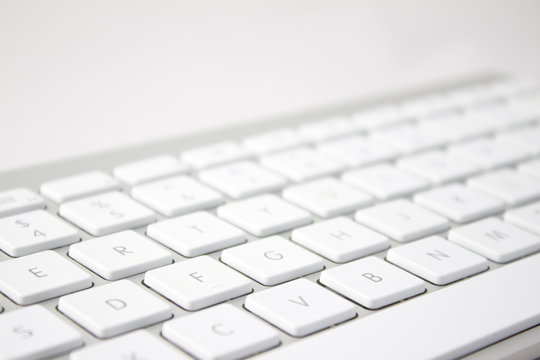  白い英字キーボード
