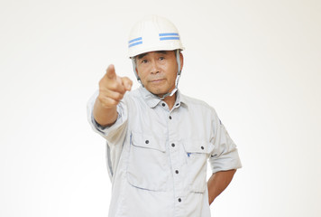 指差し確認をする作業員