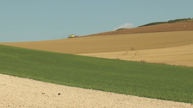 moissonneuse et terres valonn&eacute;es
