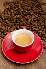 Rote Espressotasse mit Espresso Kaffee