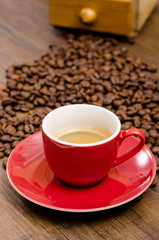 Rote Tasse mit Espressokaffee