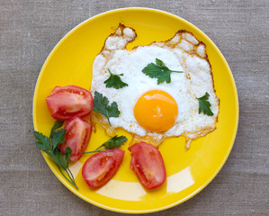scrambled eggs with tomato in yellow plate