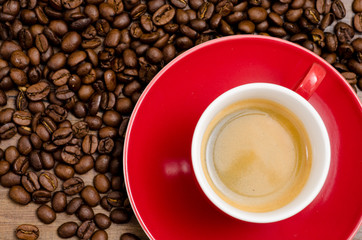 Rote Tasse Espresso und braune Kaffeebohnen