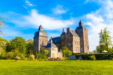 Fototapeta na wymiar Piękne letnich widok na zamek w Niemczech. Schloss myllendo