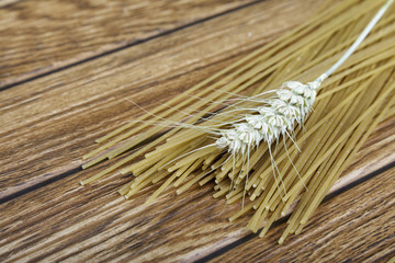 pasta integral sobre una mesa de madera