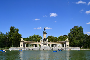 Fototapeta na wymiar El Park Retiro w Madrycie