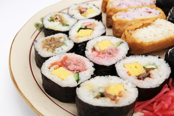 お皿にのせた太巻き