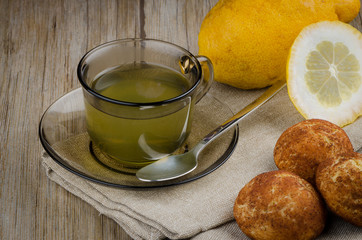 Lemon tea and cookies