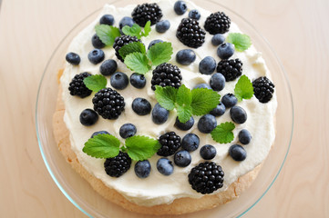 Pavlova mit Brombeeren und Heidelbeeren