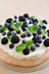 Pavlova mit Brombeeren und Heidelbeeren