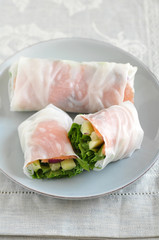 Asiatische Reispapier Rollen mit Lachs