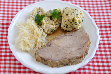 Schweinebraten mit Knödel und Sauerkraut