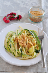 Zucchini Pasta mit Bröseln