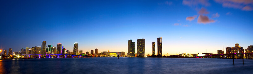 Fototapeta na wymiar Downtown Miami skyline panorama and Biscayne Bay at dusk