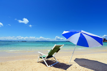 伊是名島の美しい珊瑚の海と夏空
