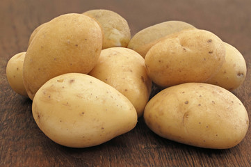 frische Kartoffeln auf Eichenholztisch
