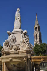 Fototapeta na wymiar Fontaine Pradier et église Sainte-Perpétue