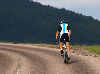 cycliste en montée - obrazy, fototapety, plakaty