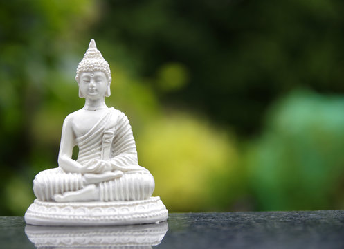 Wei&szlig;e Buddhafigur im Lotussitz beim Fingermudra
