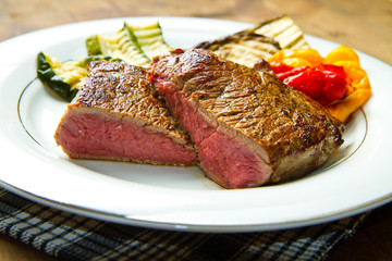 Delizioso filetto di manzo con verdure grigliate