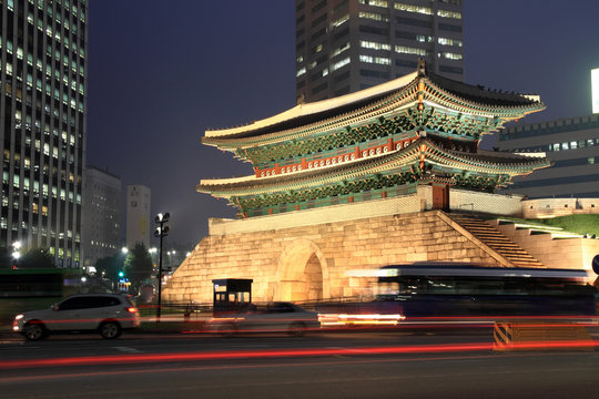 ライトアップされる南大門とソウルの街並み