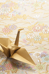 和柄の織物と金色の折り鶴