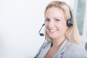 Lächelnde Frau mit Headset