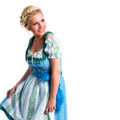 attraktive junge Frau im Dirndl
