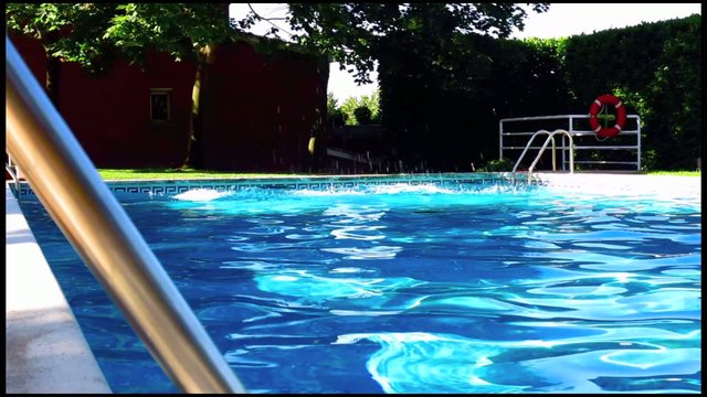 hombre tirandose a la piscina de cabeza