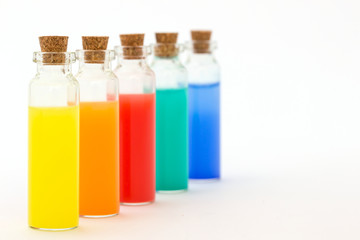 regenbogenfarbene Reagenzgläser