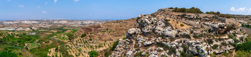 Fototapeta na wymiar Bingemma dolina z rzymskiej nekropolii i miasta Mgarr