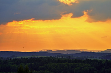 Obraz premium The sky at sunset over forests and forested mountains