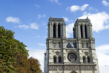 Fototapeta na wymiar Notre Dame de Paris cathedral at late summer