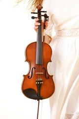Fototapeta na wymiar Kobieta strony z zewnątrz skrzypce