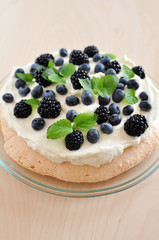 Pavlova mit Brombeeren und Heidelbeeren