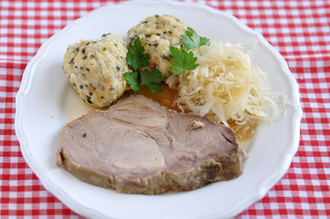 Schweinebraten mit Knödel und Sauerkraut