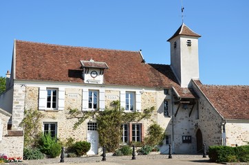 Fototapeta na wymiar Eglise et Mairie de Hautefeuille en Seine-et-Marne