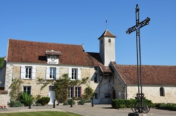 Fototapeta premium Eglise et Mairie de Hautefeuille en Seine-et-Marne