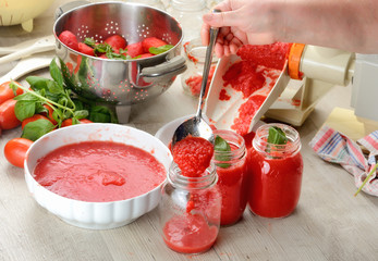 Preparazione salsa di pomodori fatta in casa