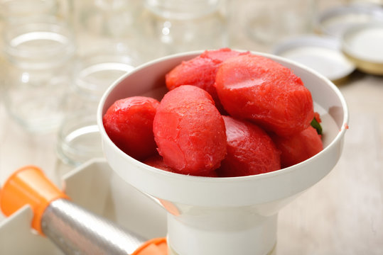 Preparazione salsa di pomodori pelati fatta in casa