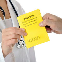 Patient übergibt Impfpass an Arzt