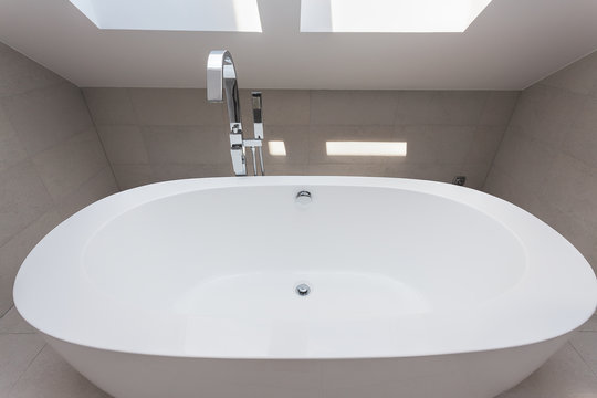Urban apartment - white bath