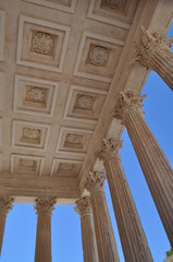 Obraz premium Colonnes et plafond de la Maison Carrée, Nîmes